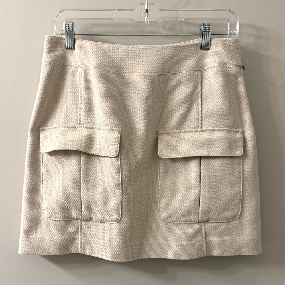 NWOT H&M Skirt in Cream. Front pockets and back zipper closure. Never worn.